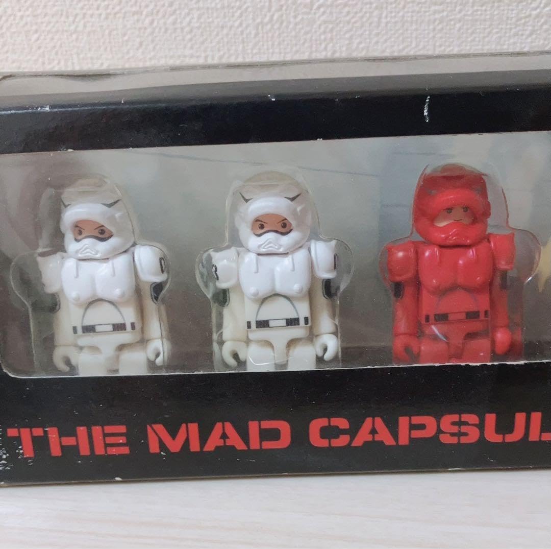 ストリートフィギュアバイブル キューブリック MAD TOYZ KAWS ストリートフィギュアバイブル キューブリック MAD TOYZ KAWS 【公式通販】