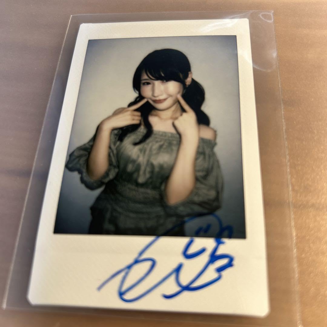 Amazon.co.jp: 志恩まこ 直筆サイン入りチェキ2枚セット : おもちゃ