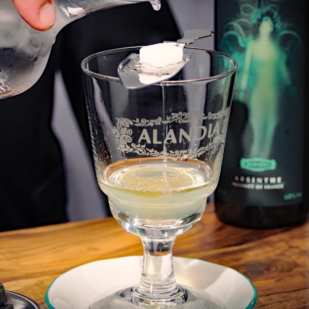 Absinth Set Strong68 von ALANDIA | Das prämierte Original mit Wermut und Thujon | 2x Gläser 2x Löffel 1x Zuckerwürfel | (1x 0,5 l)