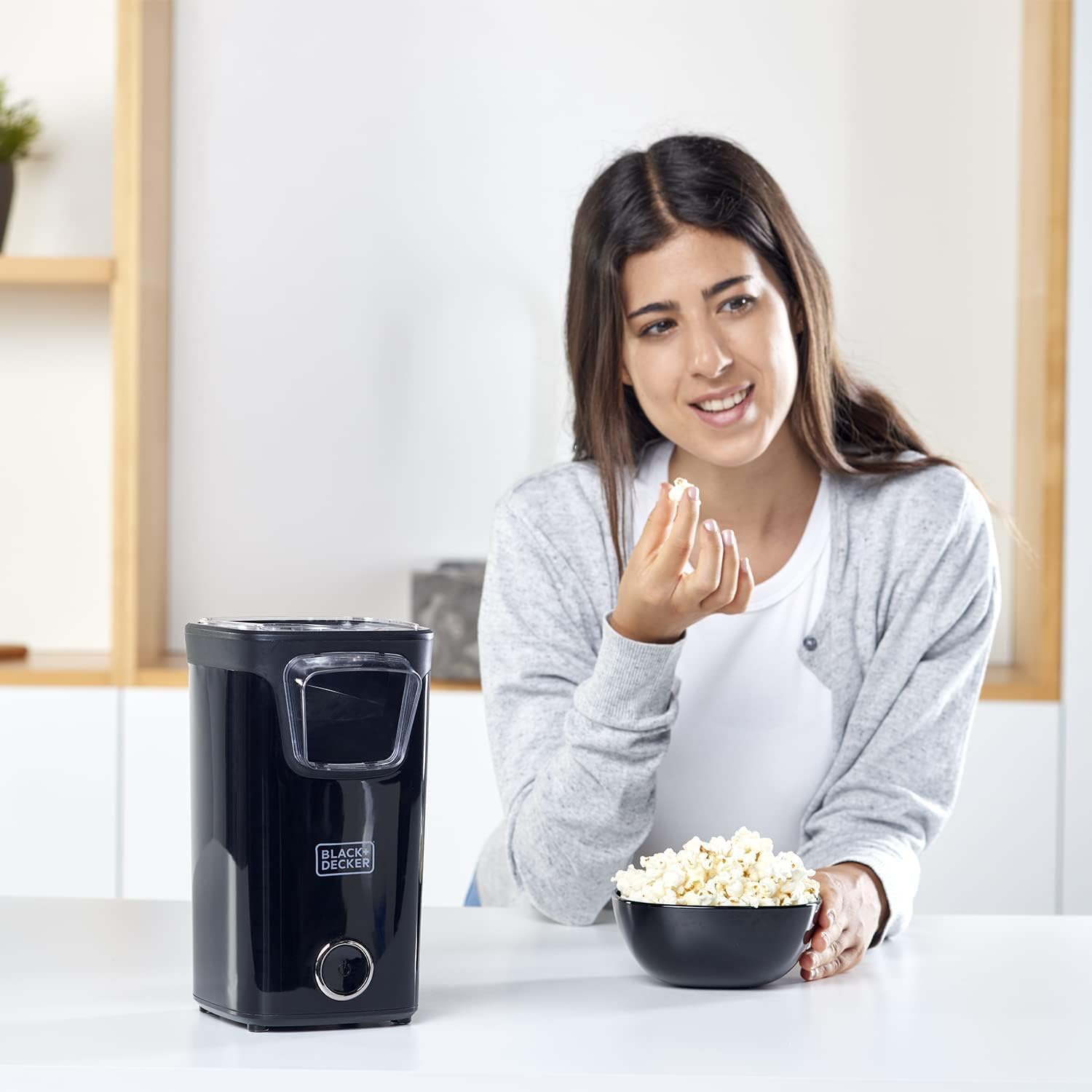 Macchina per Popcorn Veloce, Cottura ad Aria Calda Senza Olio, con Coperchio Trasparente e Misurino - Design Compatto 16x13.5x25.5cm, 1100W, Nero