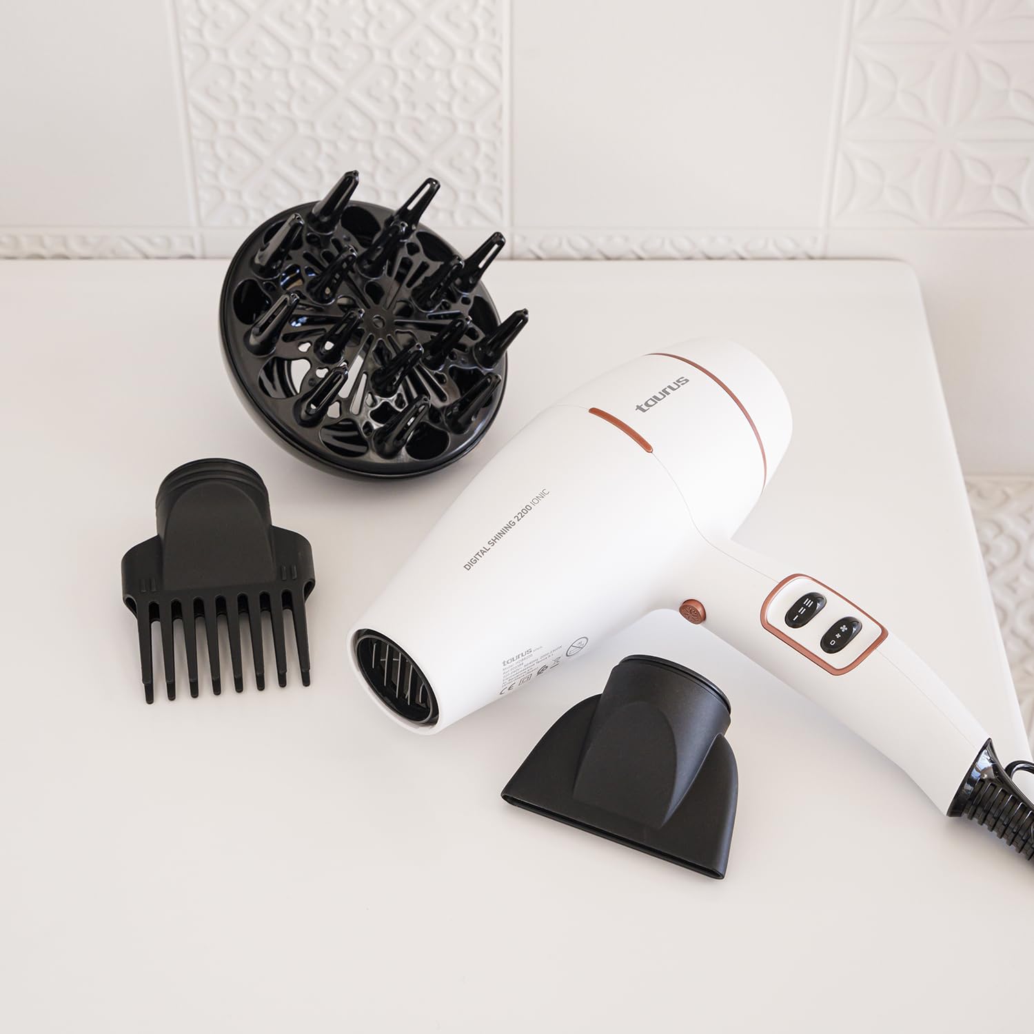 Taurus Secador de Pelo Digital Shining 2200 Ionic, 2200W | Iónico, Cabello Sin Encrespamiento | 3 temperaturas, 2 velocidades | 3 accesorios incluidos | Gancho para colgar | Golpe de Aire Frío Blanco