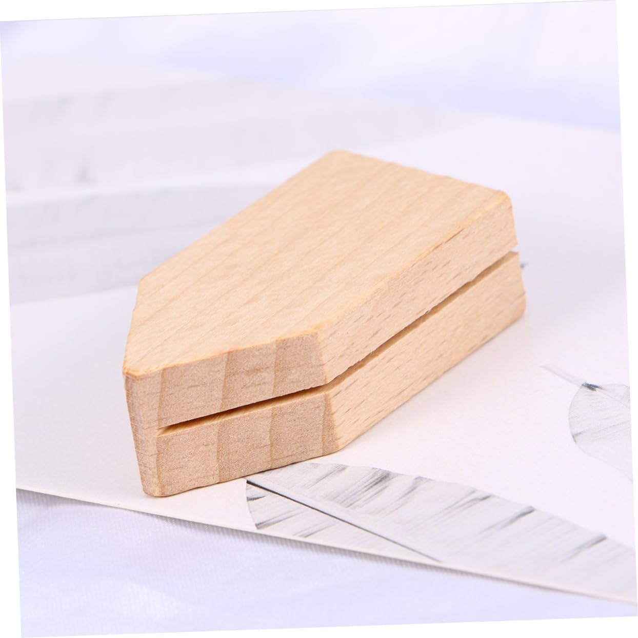 OUNONA Cartoon Wood Photo Holder Stands Table Number Holders Cute Menu Clips for Graduation Party Home Office Decor Creative Paper Display Stands