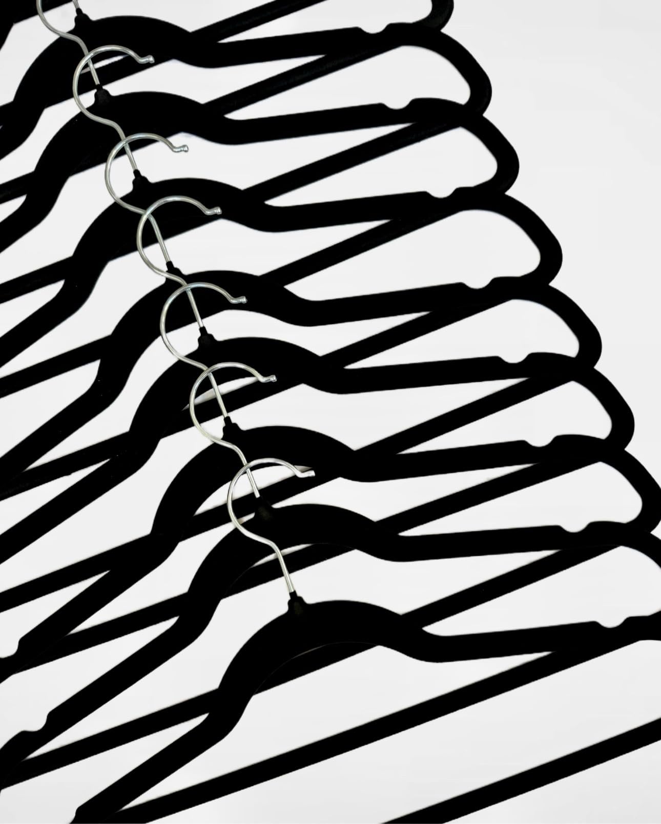 + 30Club Grucce Appendiabiti in Velluto - Appendiabiti Antiscivolo - grucce appendiabiti salvaspazio - Rotazione Argento Gancio Girevole a 360º - Grucce Salvaspazio armadio (30 pezzi - Nero)