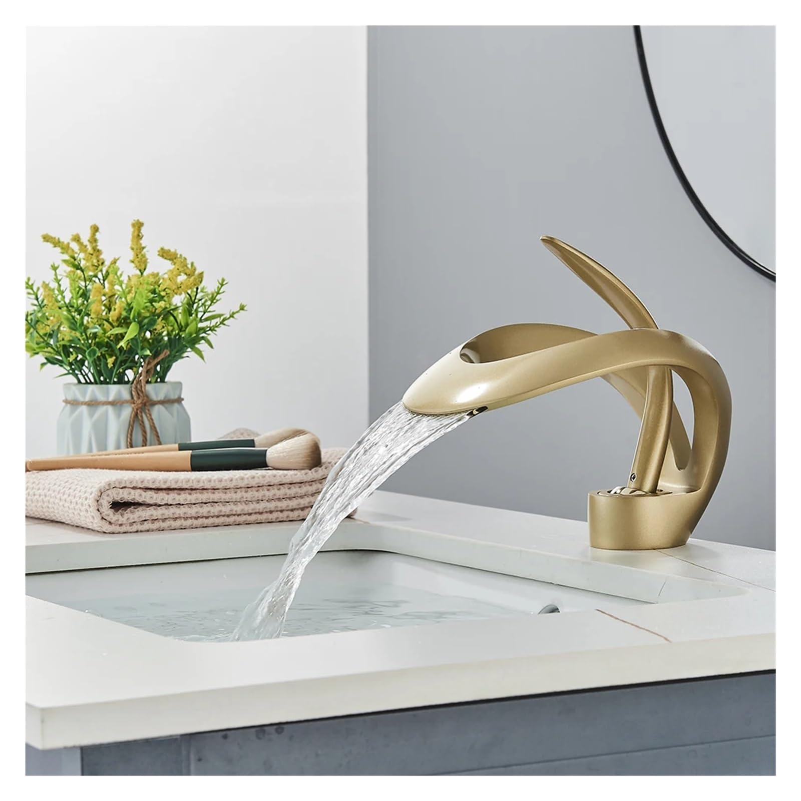 Robinet de lavabo doré au design creux unique pour salle de bains chic