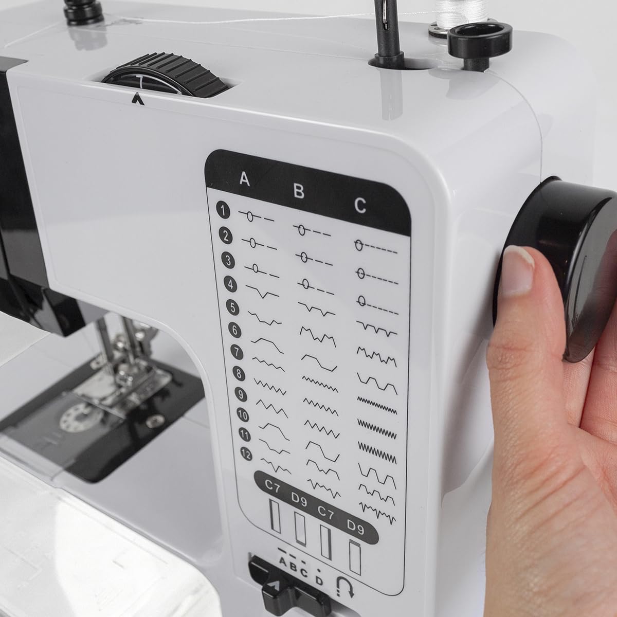 PRIXTON Macchina da cucire P125, 38 punti diversi, 2 velocità, tavolo espandibile, cassetto per accessori, lampada e pedale inclusi