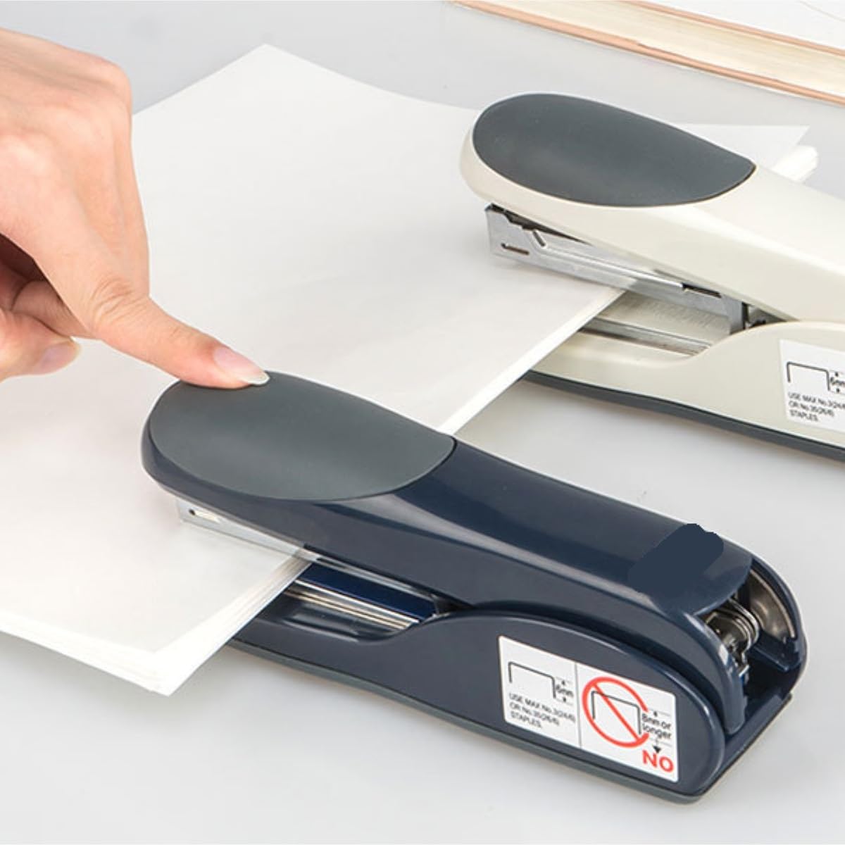 Cucitrice da Scrivania Macchina for La Prenotazione di Libri Standard for Tablet Salva E Bookmaker Desktop A Doppia Leva Appiattito Spillatrici per Ufficio(White)