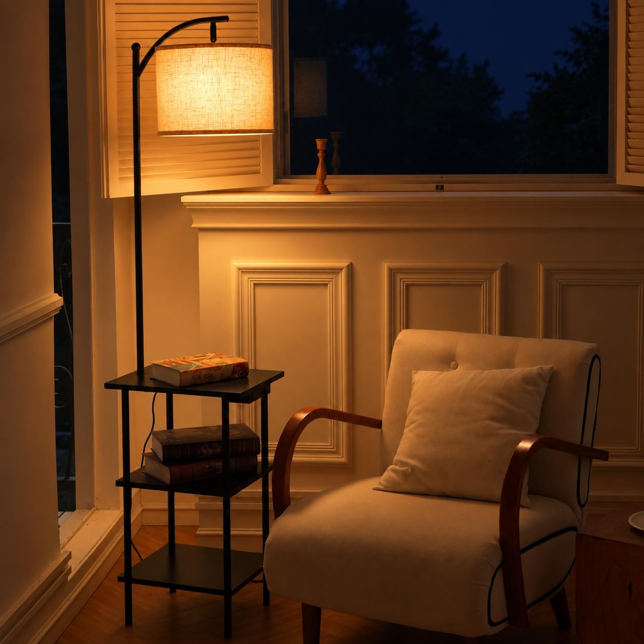 Lampe sur pied en bois pour salon chaleureux avec 3 niveaux de rangement