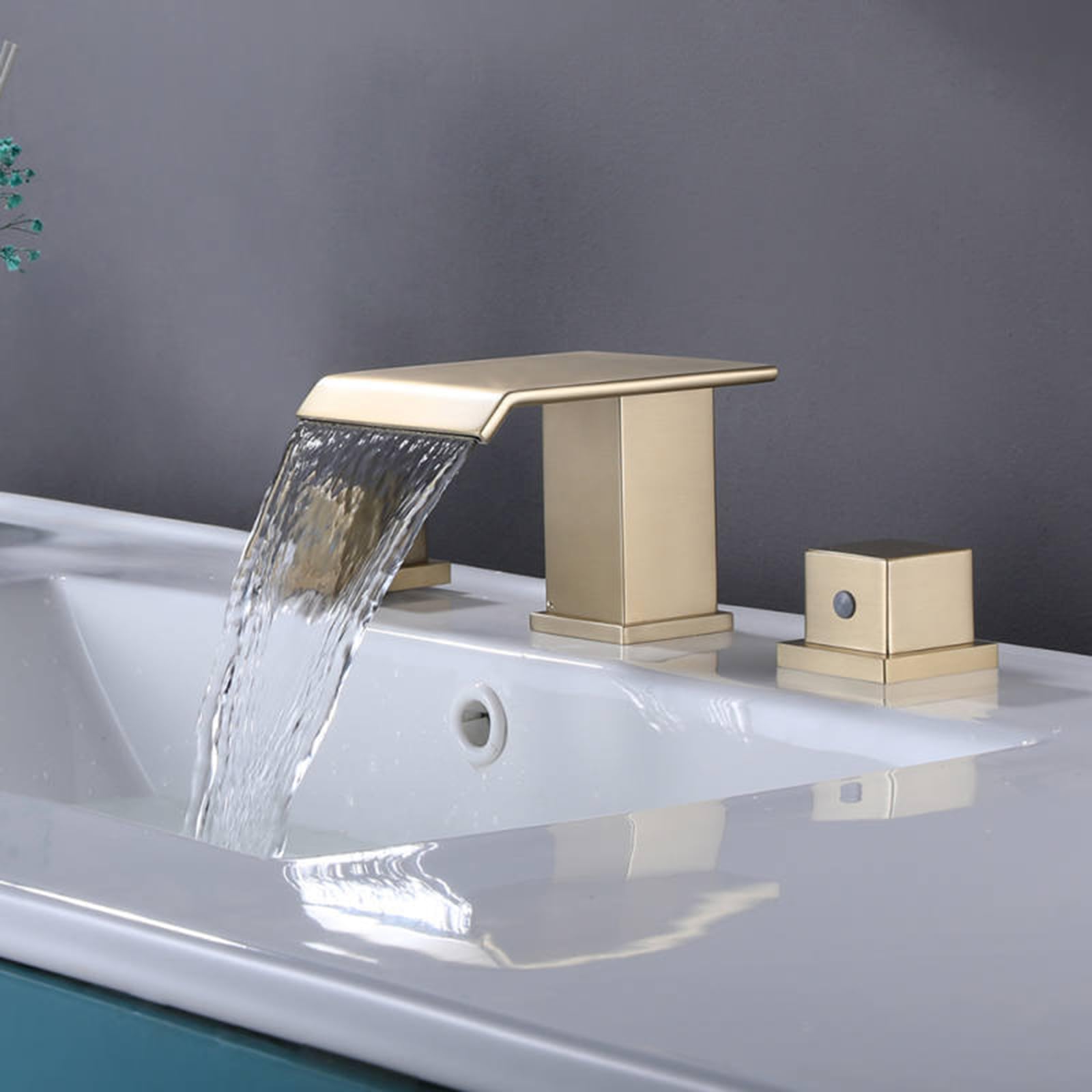 Mitigeur de lavabo or brossé cascade haut de gamme pour une salle de bain moderne et design