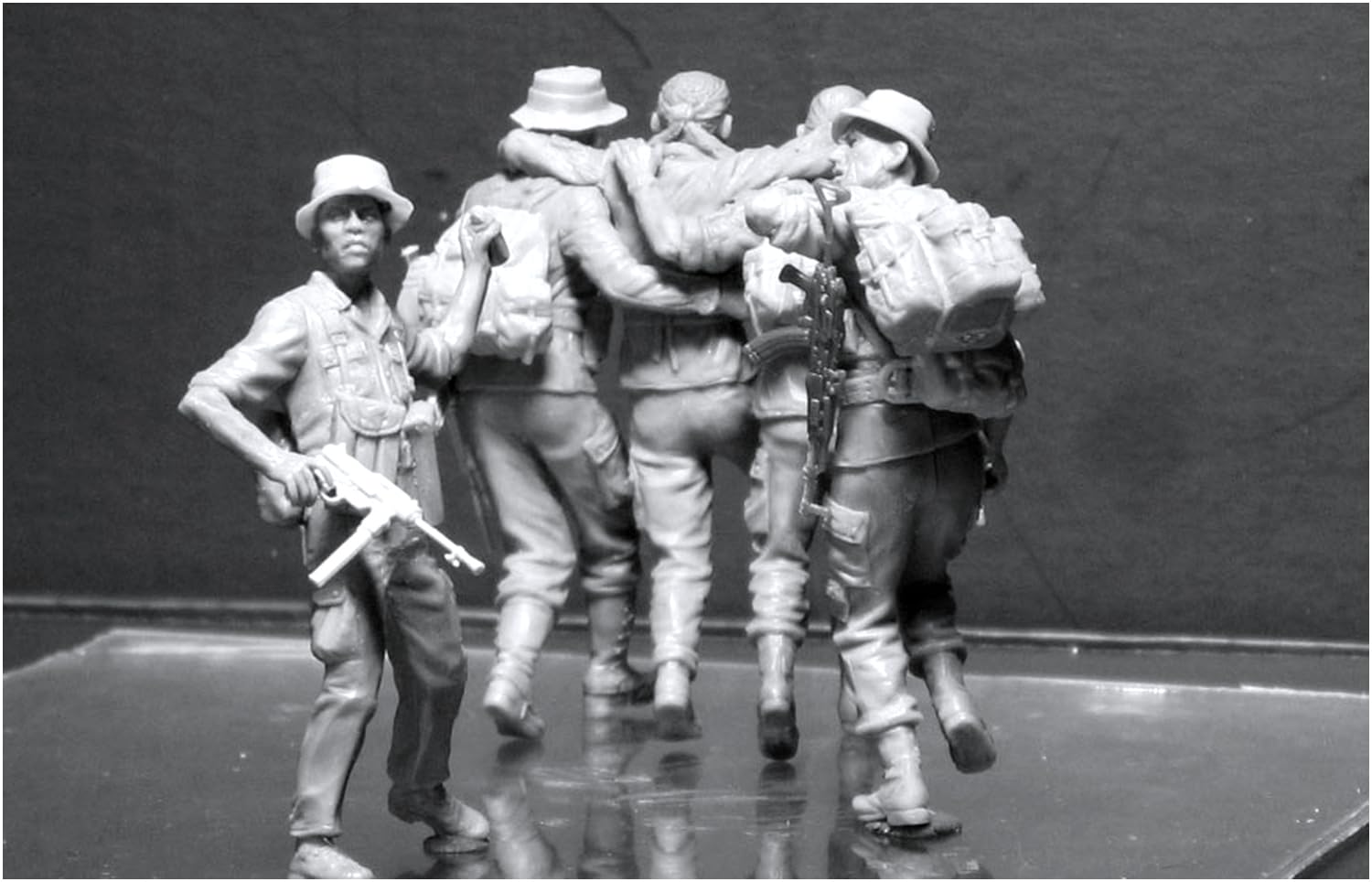 Amazon | マスターボックス 1/35 アメリカ 海軍特殊部隊 5体負傷兵搬送