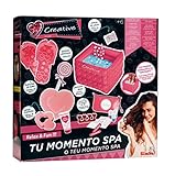Con piscina para meter tus pies, chanclas de baño, neceser, esponja, caramelos de jabón para la piscina y planchas de pegatinas para las uñas