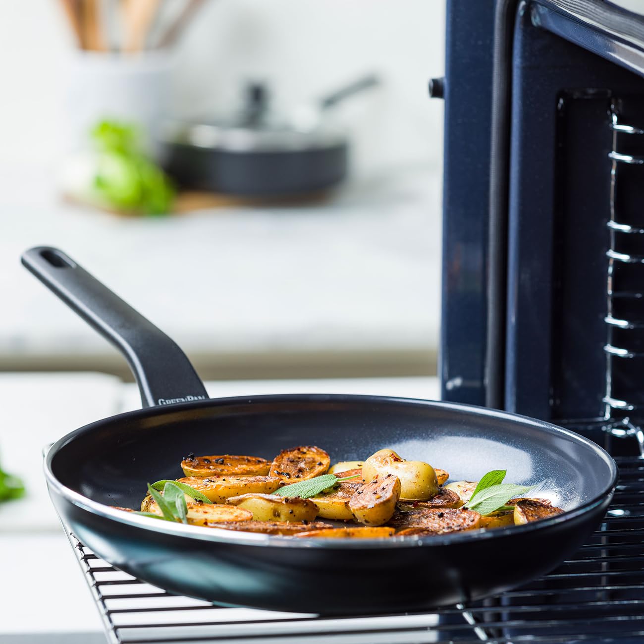 GreenPan Essence Lot de 2 Poêles 24 cm et 28 cm, Céramique Antiadhésive Thermolon™ Renforcée aux Diamants, Sans PFAS, Induction, Lave-vaisselle, Four jusqu'à 160°C, Noir