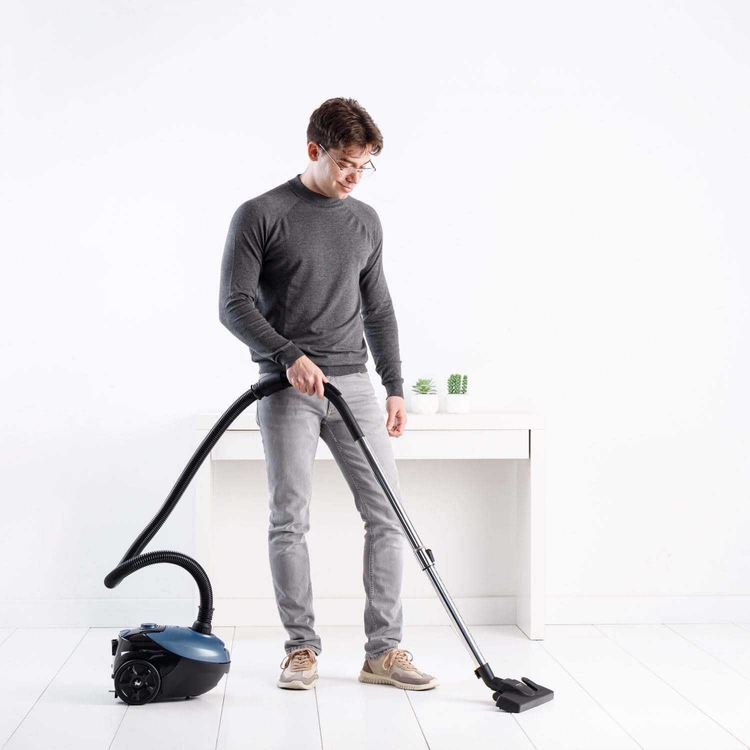 Taurus – Aspirador con Bolsa Homeland Pocket 700W | Radio de acción 7,6 m | Filtro HEPA 13 Aire Limpio | Zapata Dual Pro Air para suelos duros, alfombras y parquet | Bolsas ECO Reutilizables | Accesor