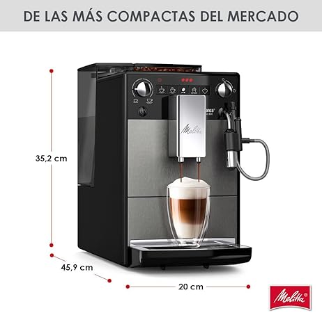 Café espresso recién hecho en cafetera automática