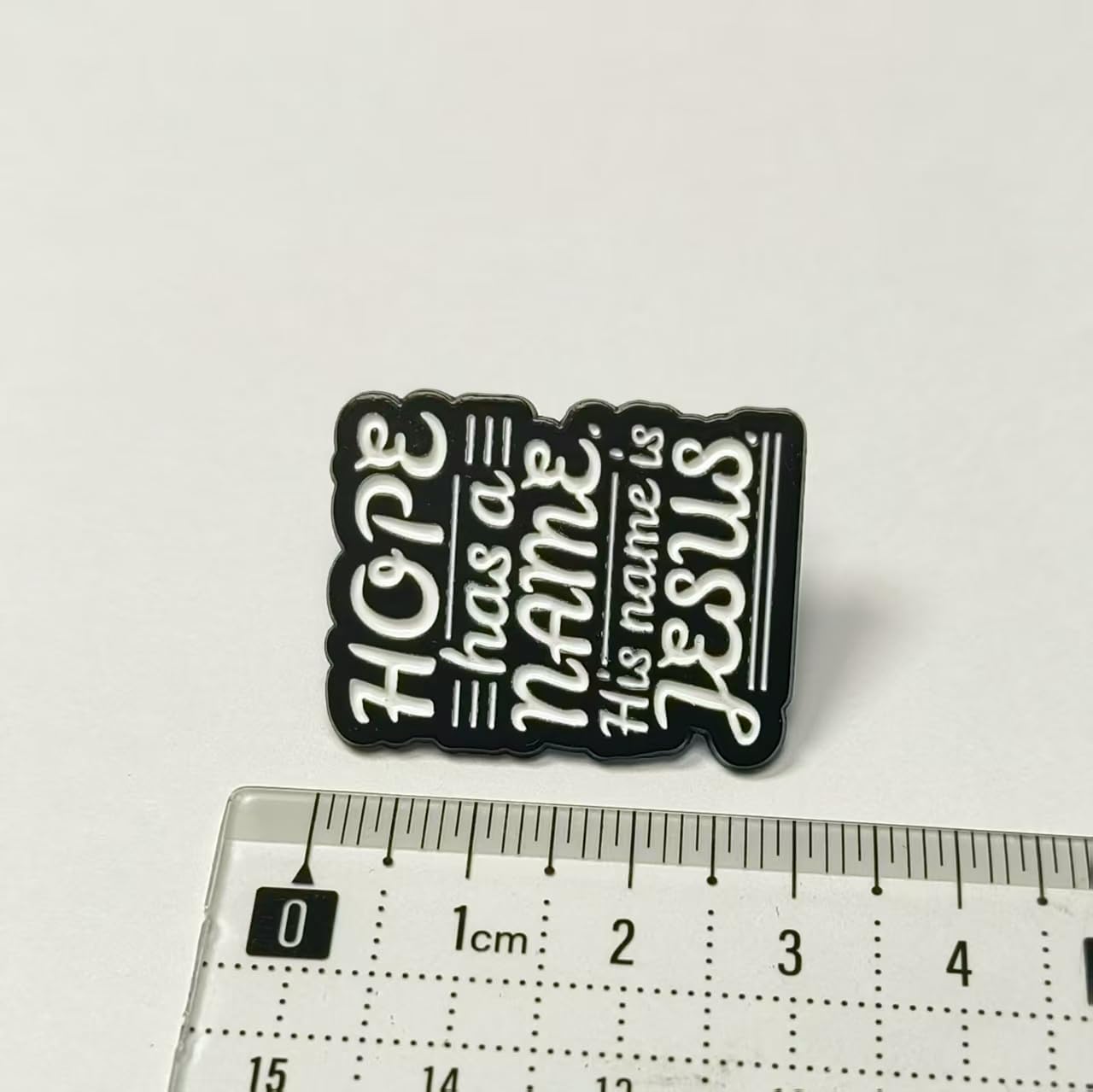 Hope Has A Name His Name Is Jesus エナメルピン キリスト教の言葉 バッジブローチ バックパック コ