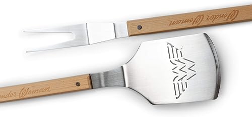 Miniatura 2 de DC Comics Wonder Woman - Juego de utensilios de barbacoa de 3 piezas para exteriores, incluye espátula, tenedor y pinzas de acero inoxidable con