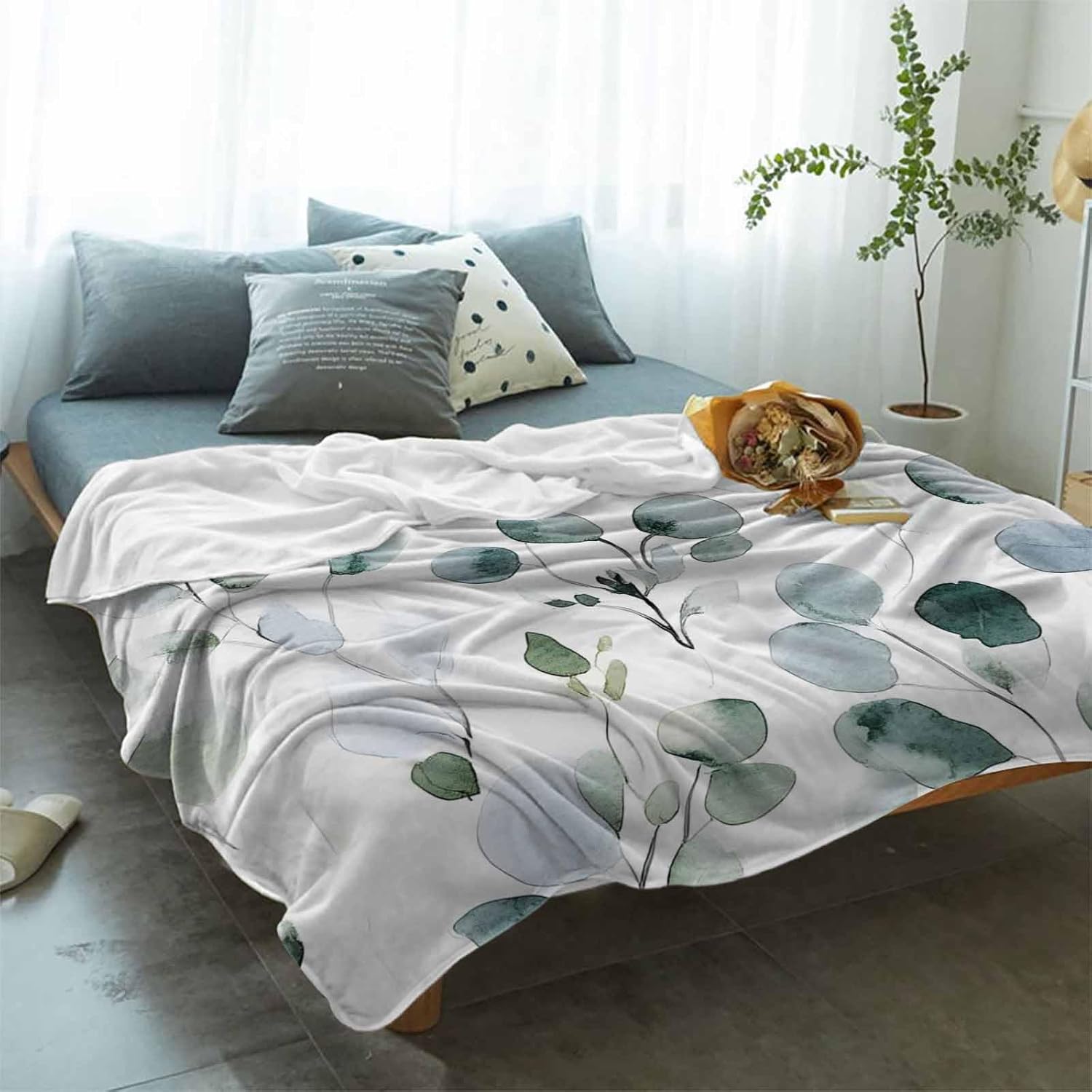 Eucalyptus Leaf Throw Blanket, Sage Green Leaves Lightweight Plush Blankets, Spring Watercolor Plant Super Soft Fuzzy Flannel Throw Blankets Warm Cozy Bed Blanketfor Couch Sofa, 40x50 Inch