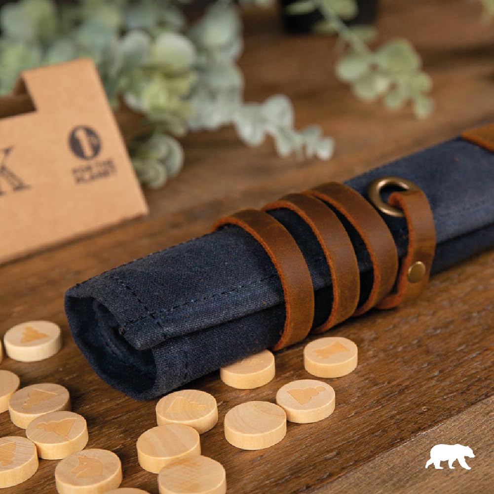 Alaskan MAKER - Juego de ajedrez y mujer 2 en 1 - Alfombra de lona waxee enrollable - Peones de madera - Cordón de cuero de grano completo - Ideal para viajar y jugar en cualquier lugar (azul marino)