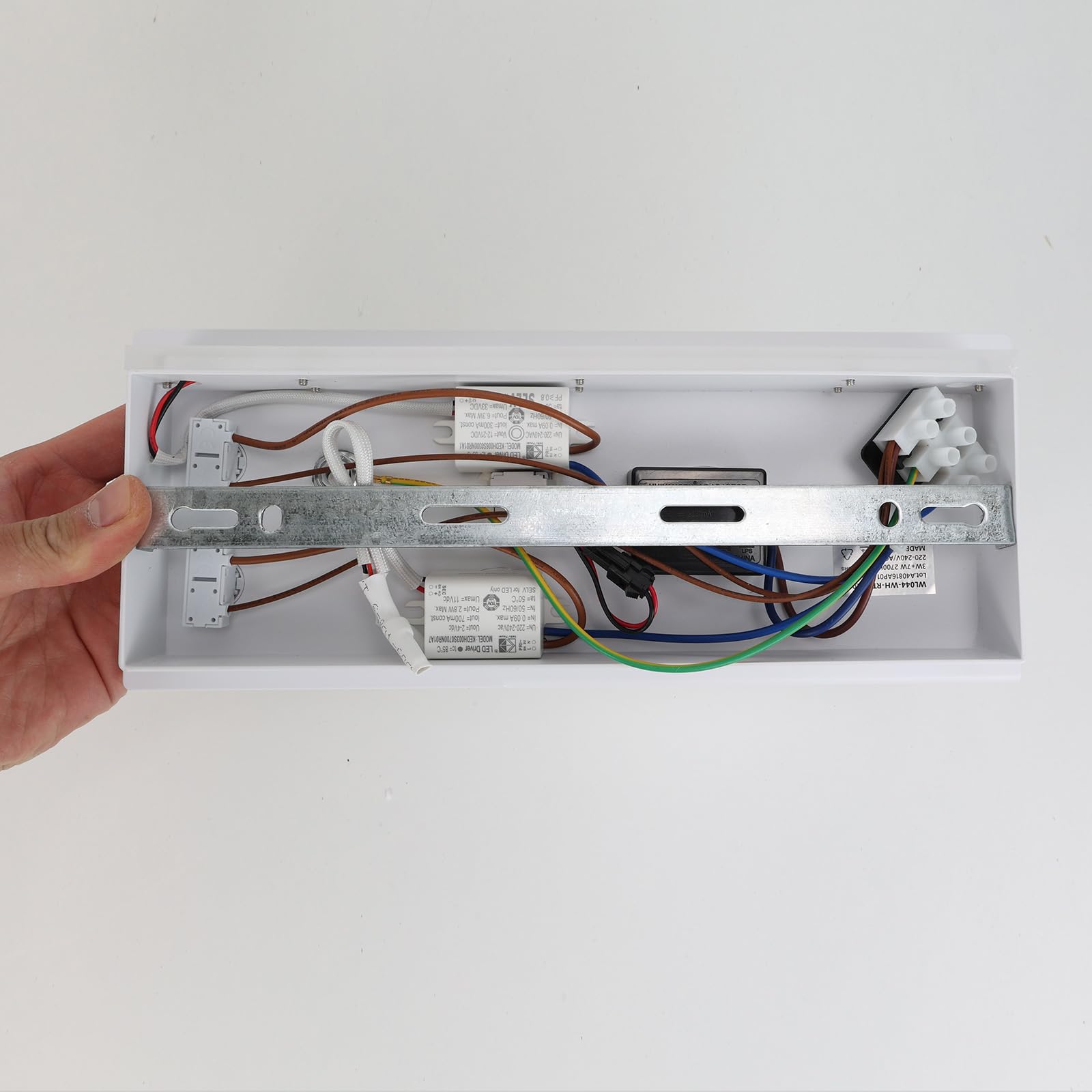 Alpinaluz Applique da Parete LED Bianco con Faretto Destro Orientabile per Camera da Letto Testiera, Luce Ambientale 2700K, Ricarica USB-C + USB-A, Mensola Metallica e Interruttori Indipendenti