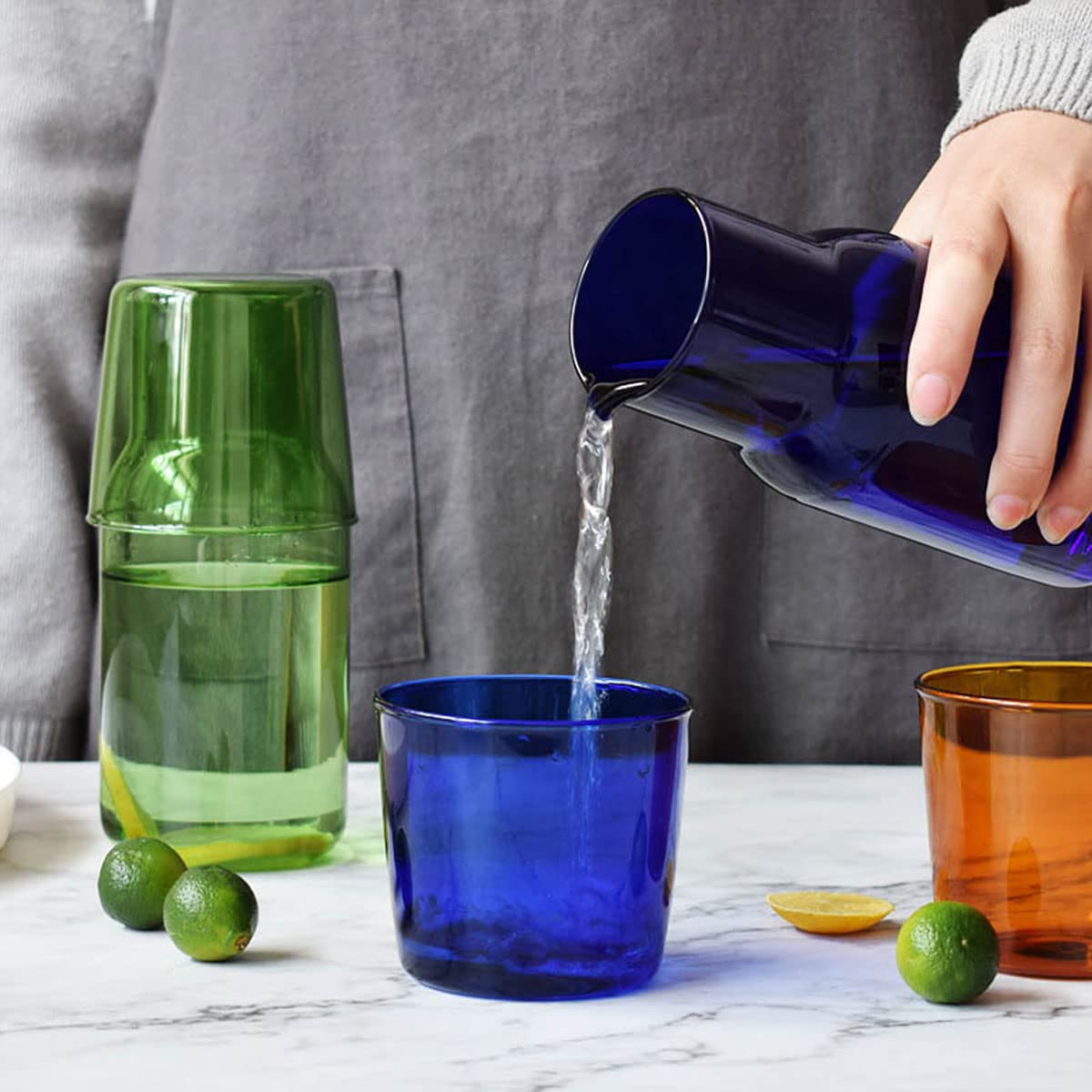Nachttisch Glas Wasserkaraffe Set mit Tasse, Glaskaraffe mit Deckel Mundspülbecher für Schlafzimmer Badezimmer Saft Weinmilch 540 ml