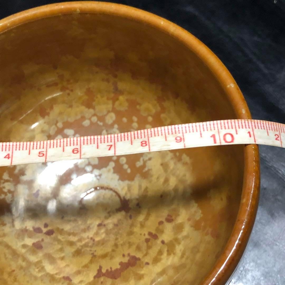 美しい古美術蔵の奥から謎めいた黄金に輝く美しい抹茶茶碗