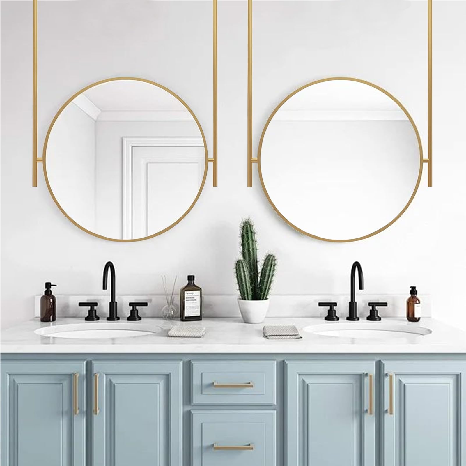 Miroir de salle de bain suspendu au plafond pour une routine beauté chic
