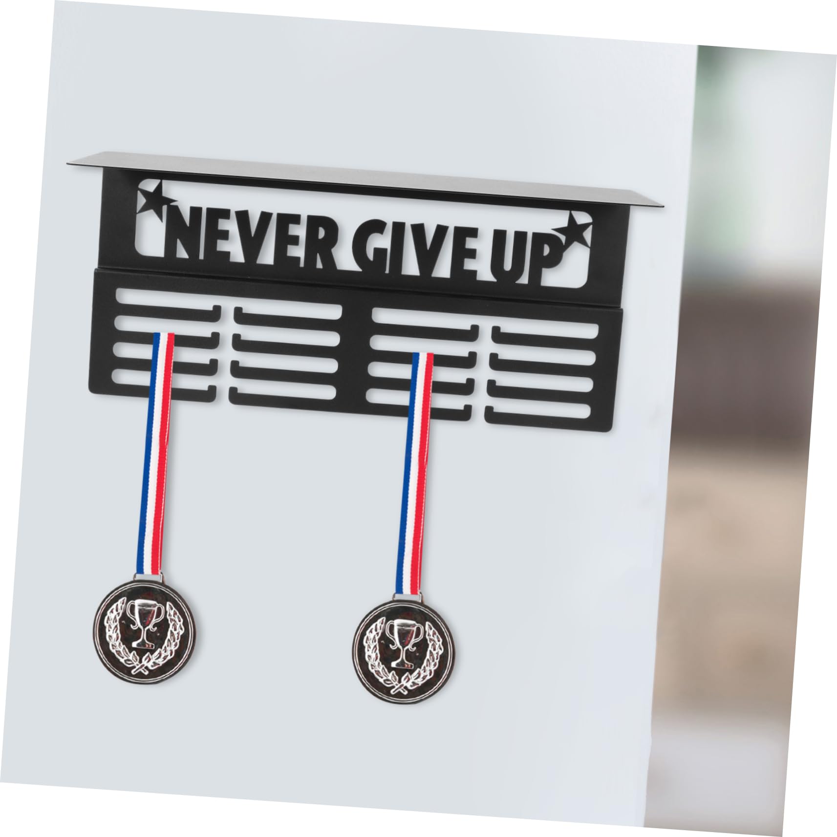 POPETPOP Expositor de Medallas Estante y Ganchos, Soporte Medallas Deportivas para Pared, Hierro Negro, Diseño Duradero y Ahorro de Espacio para Hogar