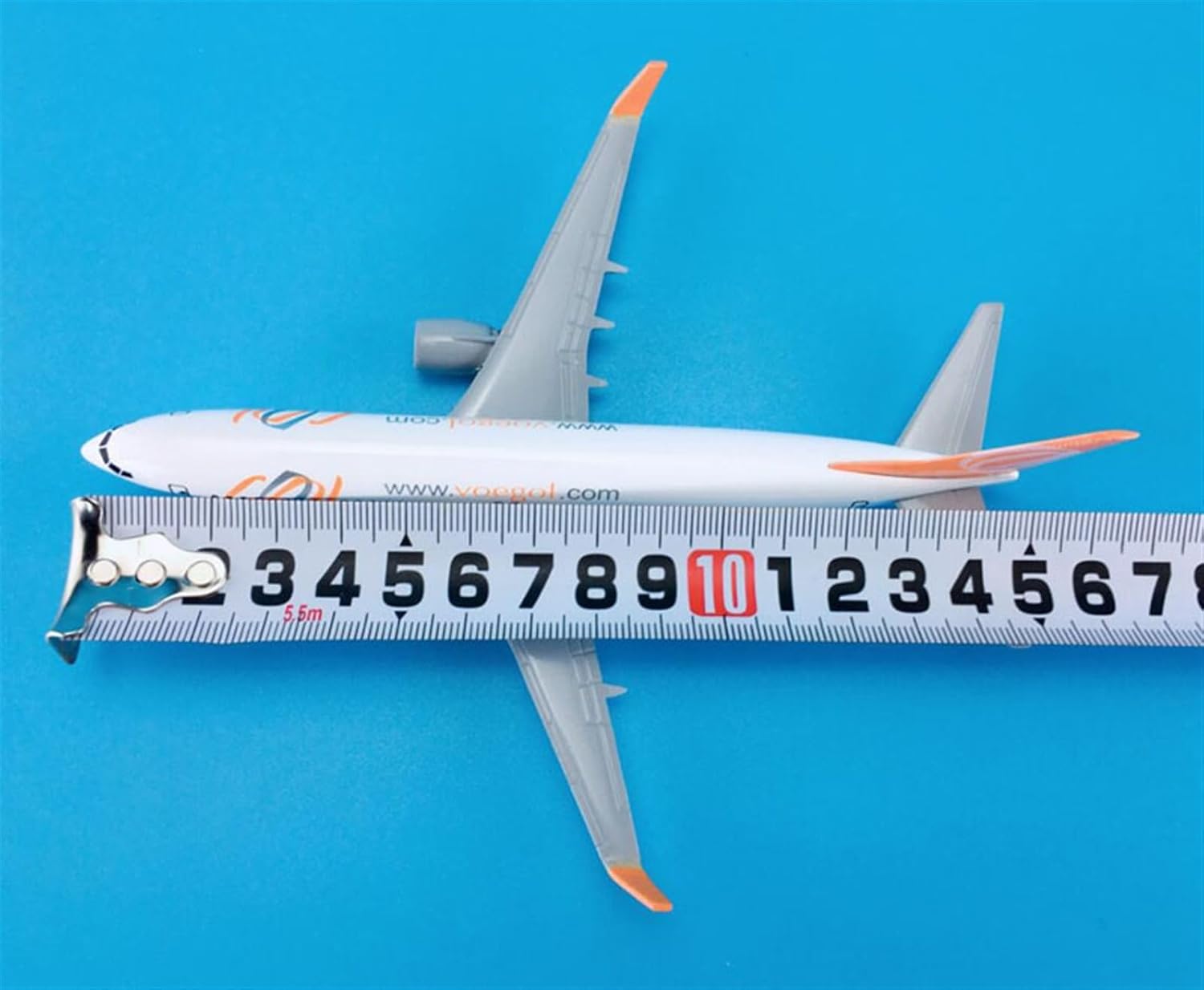 Miniature Scale 1 260 16cm ABS Metal Airplane Model Aircrafts Boeing B737-800 for Brazil Airlines Voegol Plane Flying Toy Game Kits