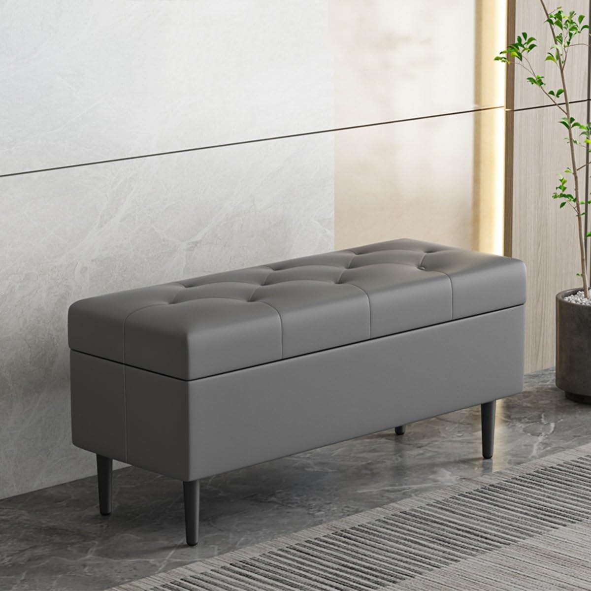 Ce Banc de Rangement rembourré Gris foncé avec Repose-Pieds rectangulaire et Pieds en métal est idéal pour Le Salon, la Chambre et l'entrée. Il s'agit d'un Tabouret élégant (60 cm).