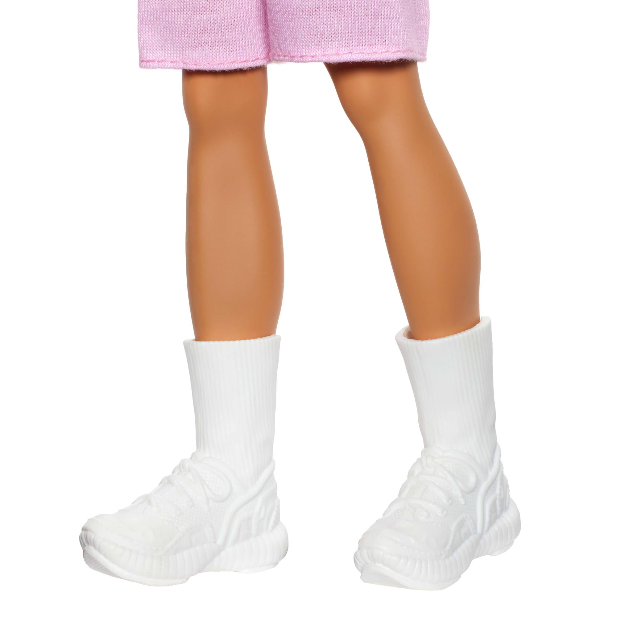 Barbie - Ken Fashionistas n. 241, bambola con capelli biondi, polo a righe bianche e rosse, shorts rosa, calze bianche e scarpe da ginnastica, giocattolo per bambini, 3+ anni, HYV01