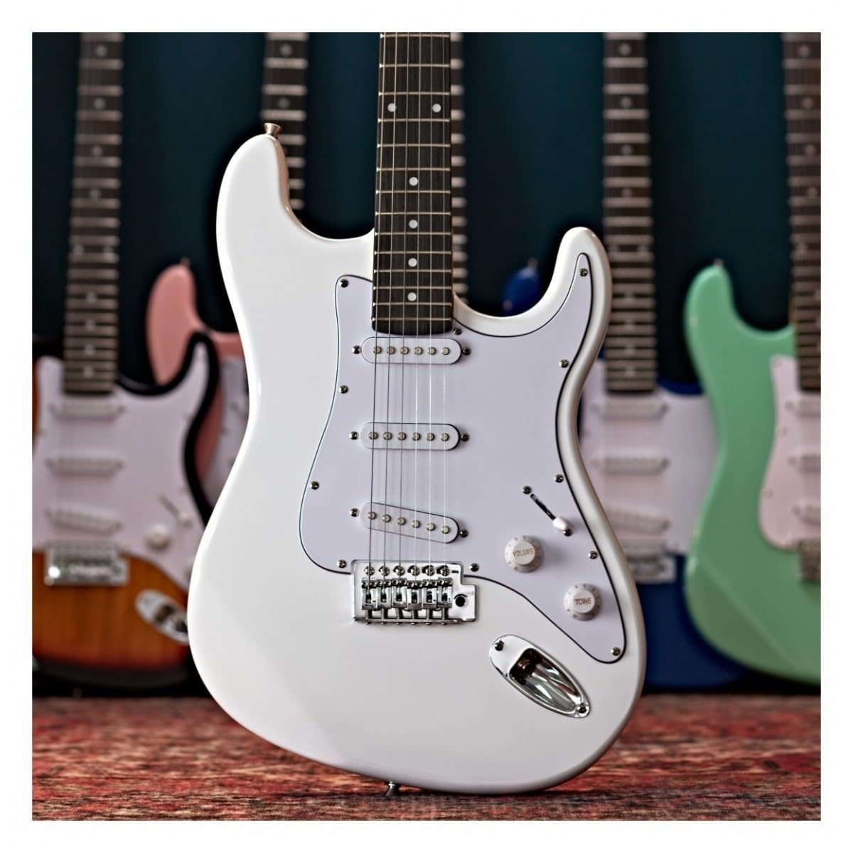 Gear4music Dimensione completa Chitarra elettrica serie LA con accessori, bianco