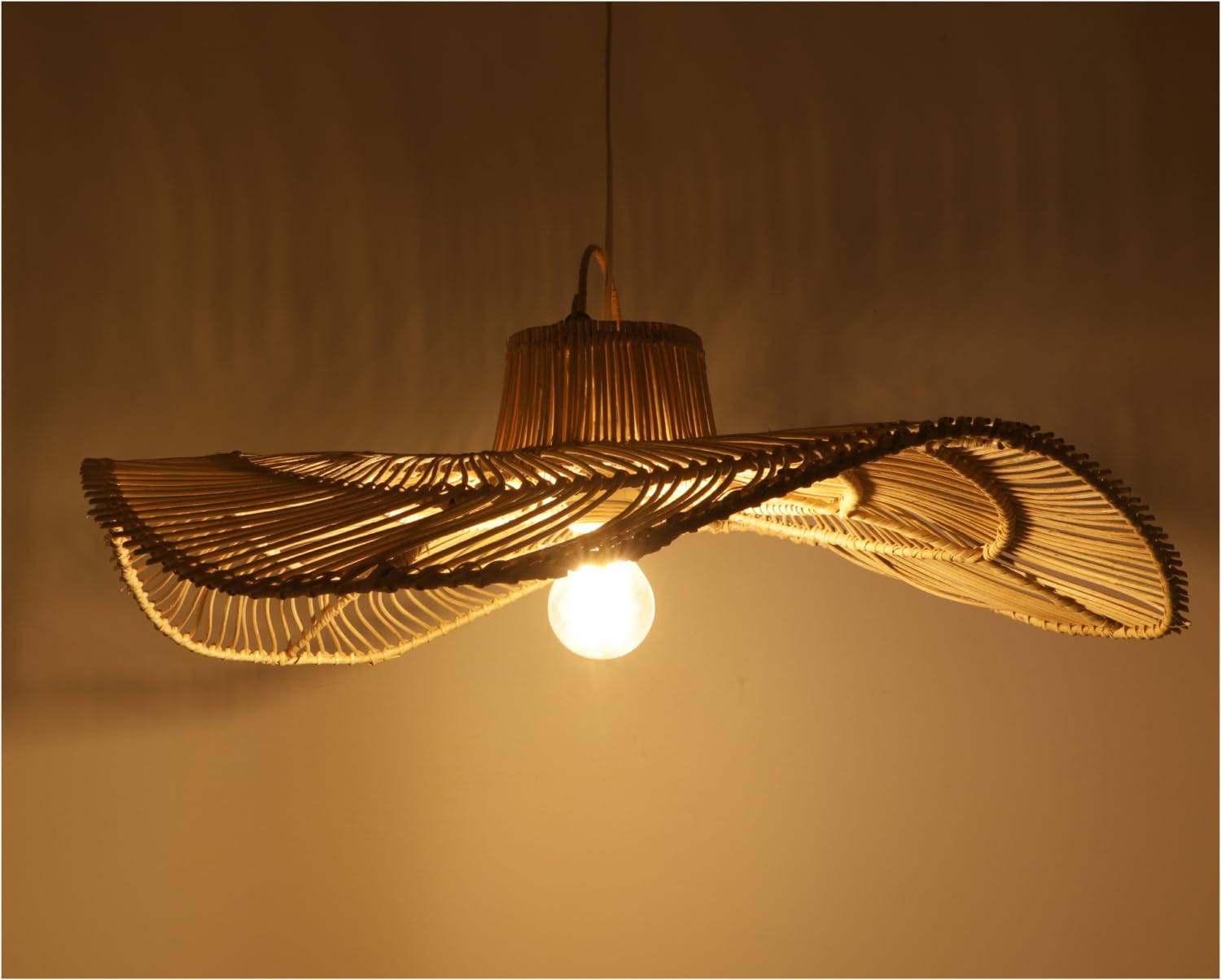 GURU SHOP Deckenlampe handgemacht aus Rattan, modern, Bali, Galanga | Schöne Hutform, geflochtenes Design, zaubert Schattenmuster, natürliche Materialien, ideal für Wohnräume.