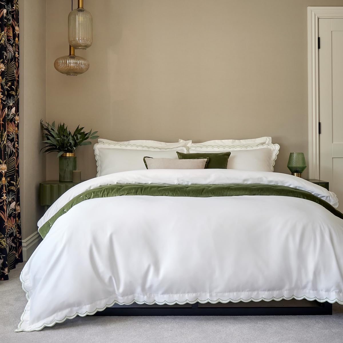 Christy Unisex Red Scallop Edge Cotton Sateen Duvet Sets In | Size: Double