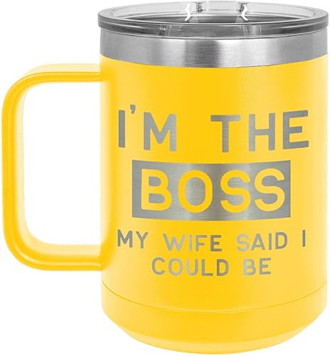 Taza de café con tapa abatible, diseño con texto en inglés "I'M THE BOSS MY WIFE SAID I COULD BE 15.00 oz con tapa superior  Taza de café de viaje disponible en Yaxa Costa Rica