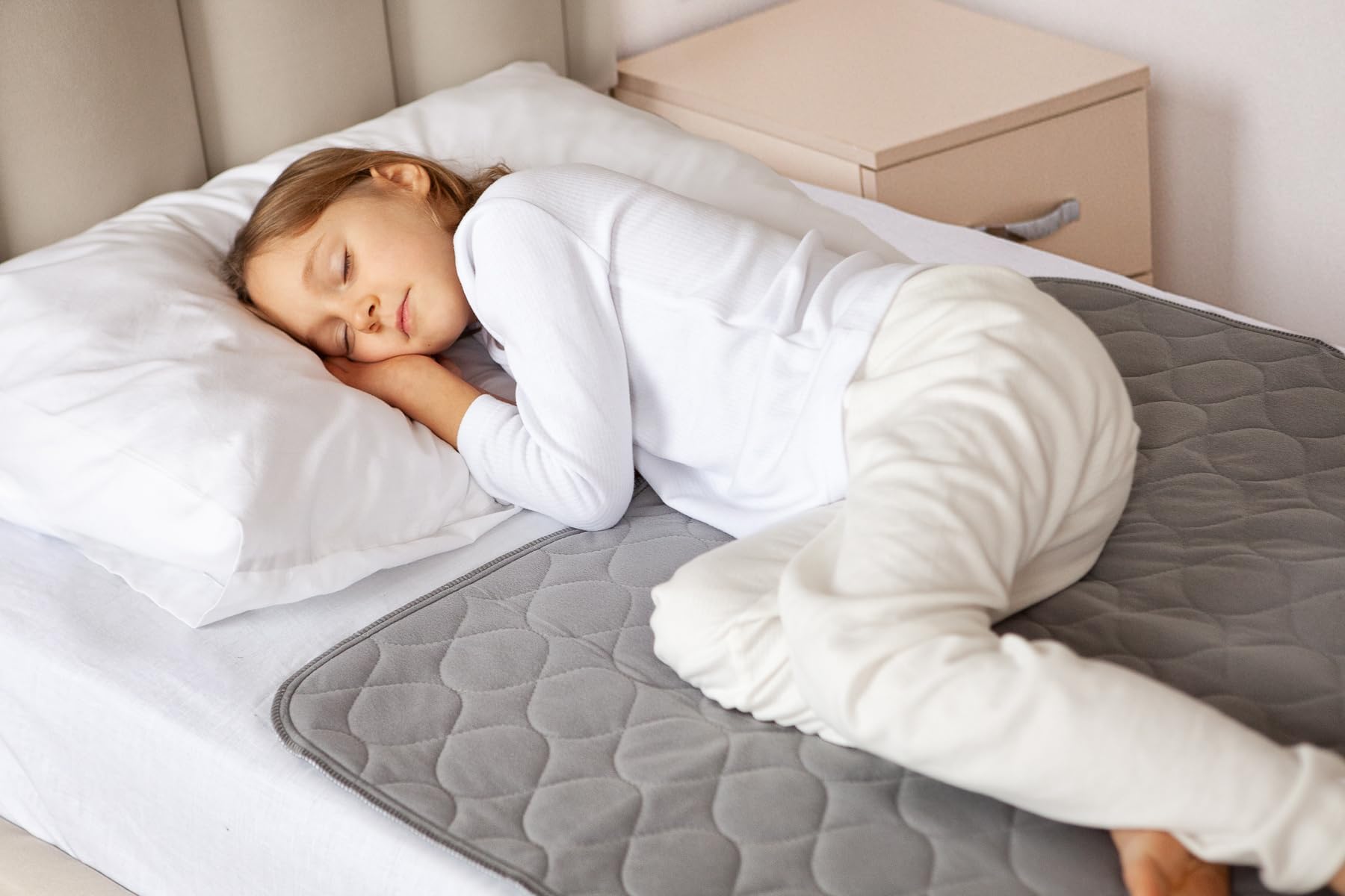 Lynmark® Toddler Potty Training Bed Pads - Soft Waterproof Bedwetting Pee Protector Mat for Kids - Multi-Layer Non-Slip Washable Incontinence Mattress Sheet Absorbs Up to 2000ml - 33" x 27", Grey