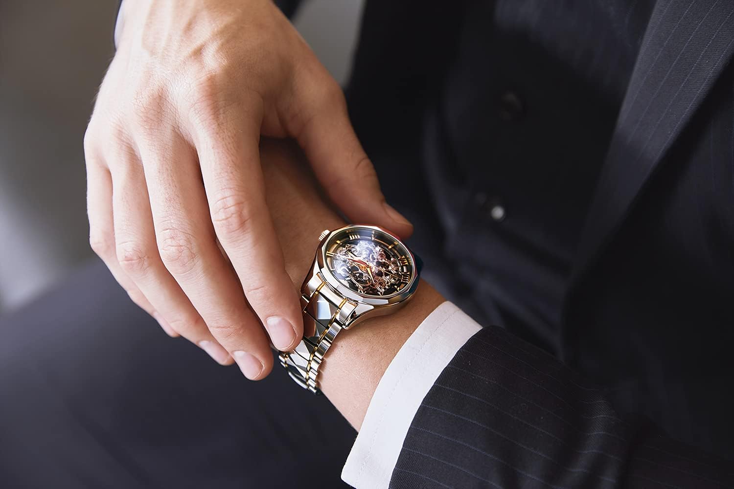 Adjusting the crown of the OUPINKE watch