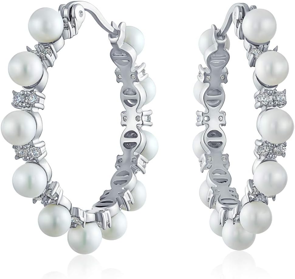 Elegantes pendientes de aro con perlas de imitación blancas con acento de circonita cúbica para novia, chapados en plata, 1,25"