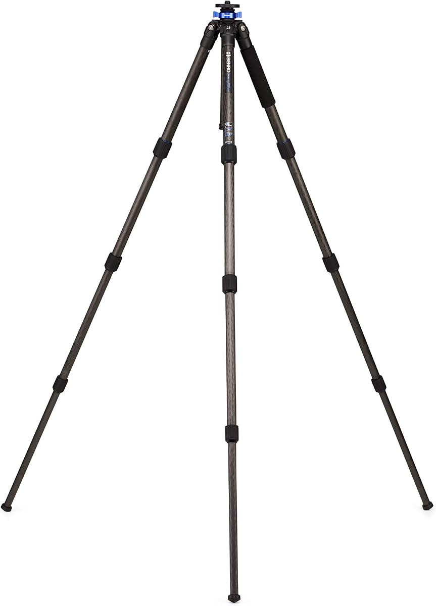 Trípode largo Mach3 9X de fibra de carbono Serie 3, 4 secciones, patas con bloqueo giratorio, altura máxima de 69,7", capacidad de carga de 35,3, negro (TMA38CL)