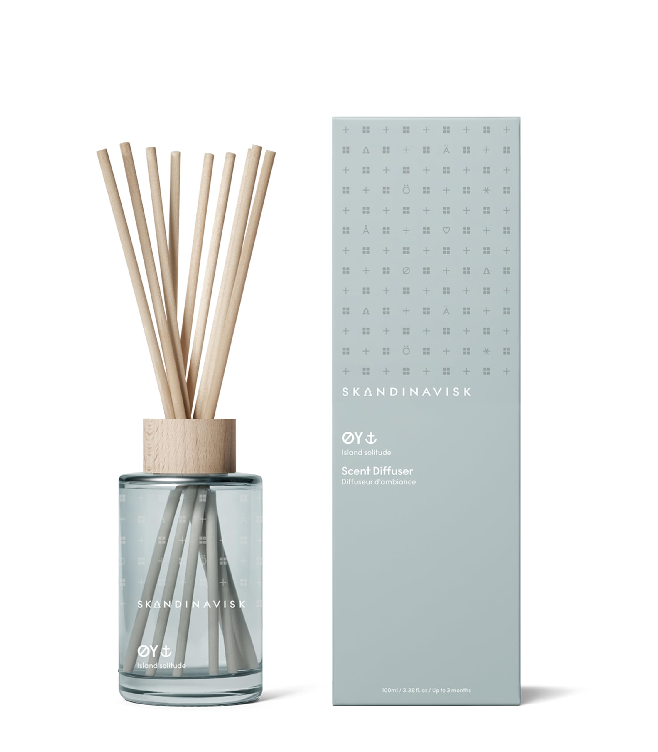 Skandinavisk ØY dyfuzor trzcinowy "Island" z 8 trzcinami, utrzymuje +3 miesiące. Nuty zapachowe: Crabapple i Dog Rose, mchy wodne i zielone liście, 100 ml