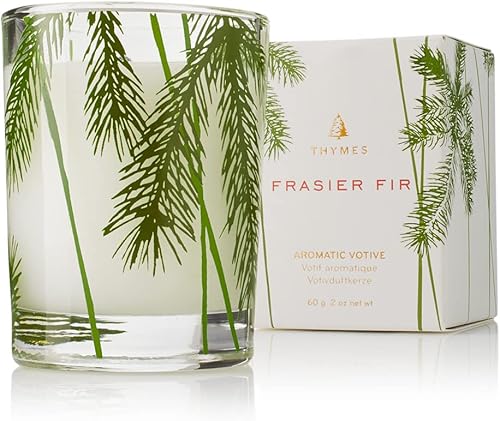 Thymes Frasier Fir Vela de Aguja de Pino de Abeto – Velas Navideñas para el Hogar Perfumadas con Notas de Abeto Siberiano Fresco, Madera de Cedro y