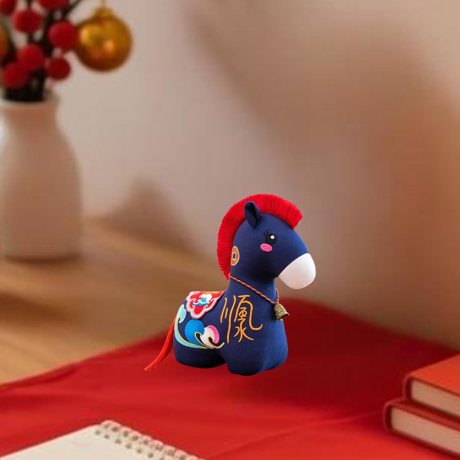 Colcolo Peluche Cheval du Zodiaque Chinois, Mascotte Année du Cheval 2026 en Tissu Doux, Jouet Porte-Bonheur et Décoration Bureaum Cadeau Fête Printemps, Ornement Thématique, Rouge Bleu Foncé 15 cm