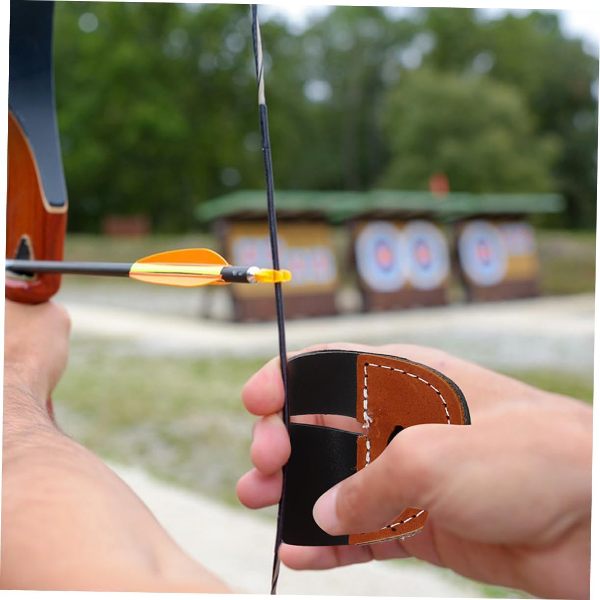 Kisangel Brown Leather Double Layer Archery Finger Tab 2pcs Adjustable Wear-Resistant Protection for Right-Handed Archers for Outdoor Shooting