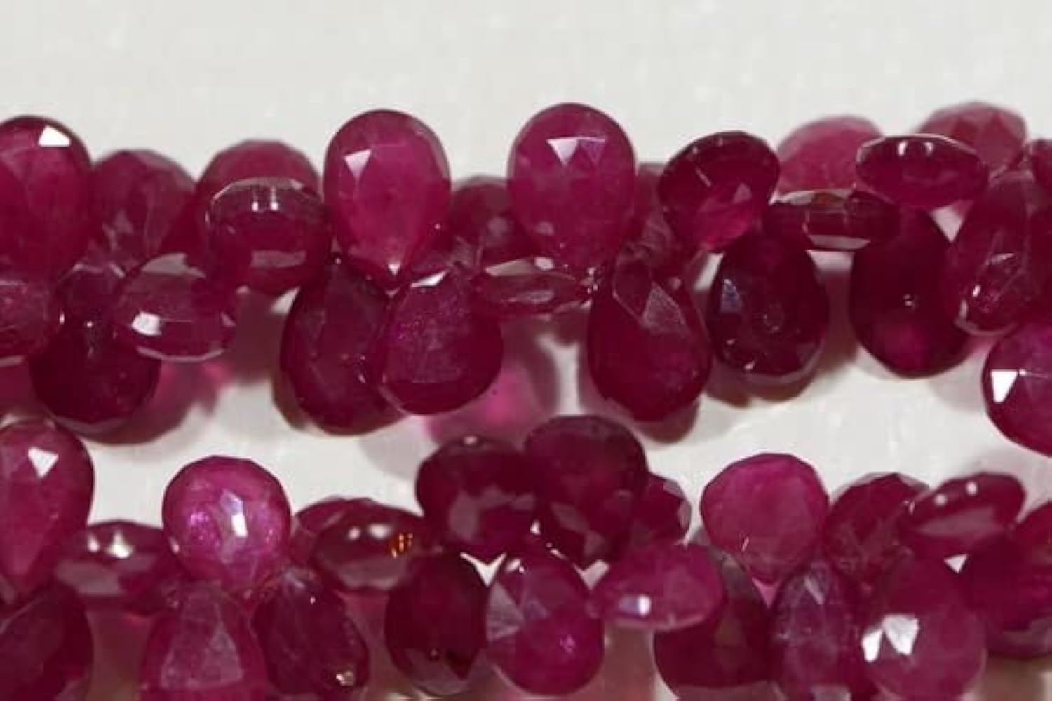 Rubis naturel facetté pour remplacer des pierres ternes sur vos bijoux