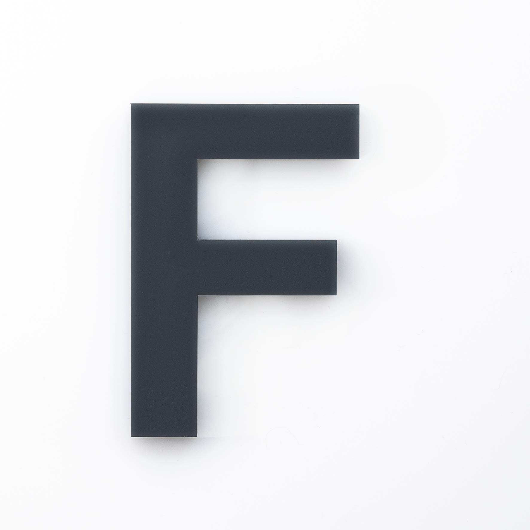 Lettre en acrylique B-F-30 anthracite RAL 7016 pour façade visible et moderne