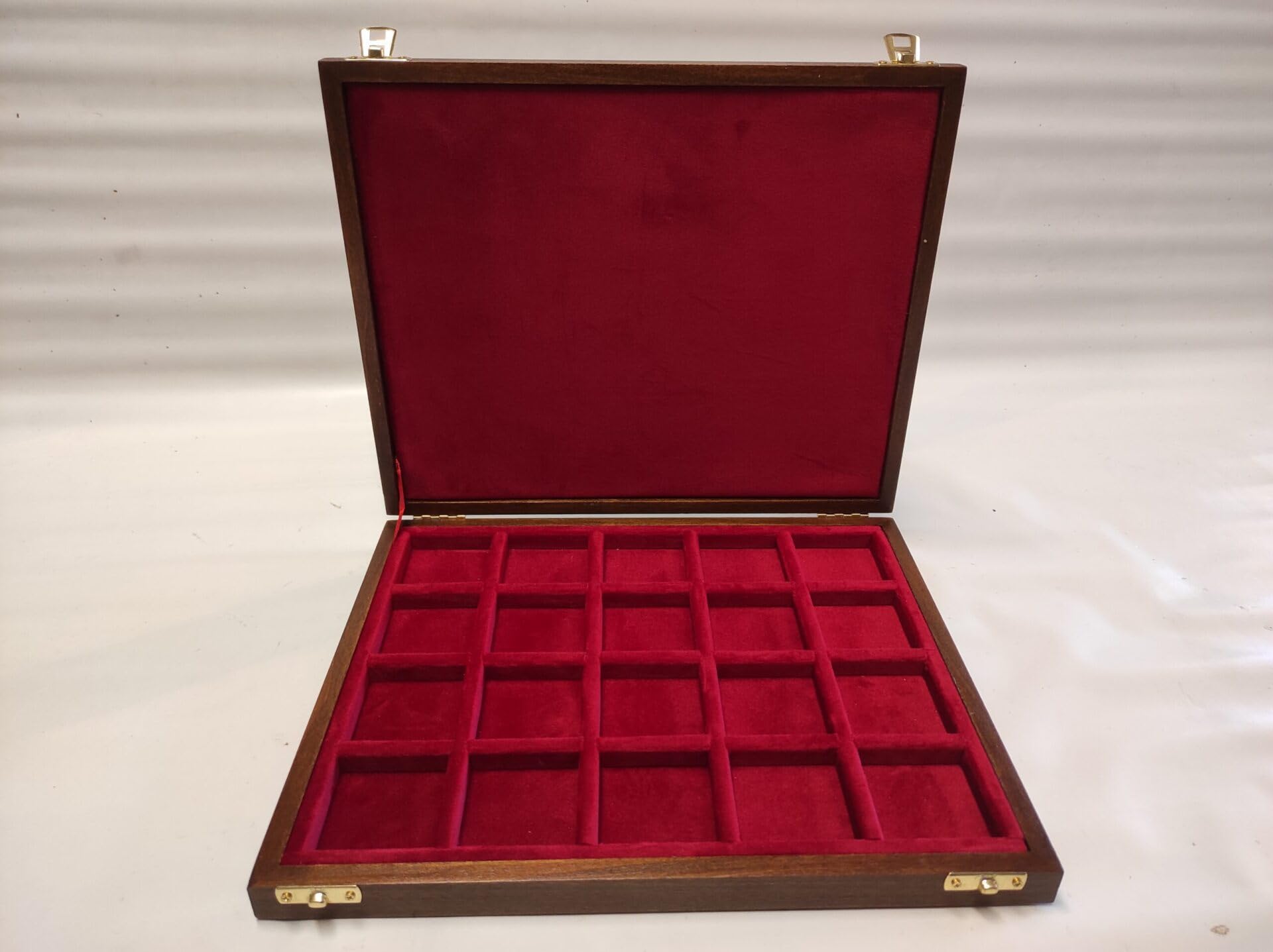 Caja para Monedas y medallas 20 Compartimentos 50x50mm, Madera Maciza Artesanal, Terciopelo a Elegir, numerada con Certificado, Hecha a Mano en Italia
