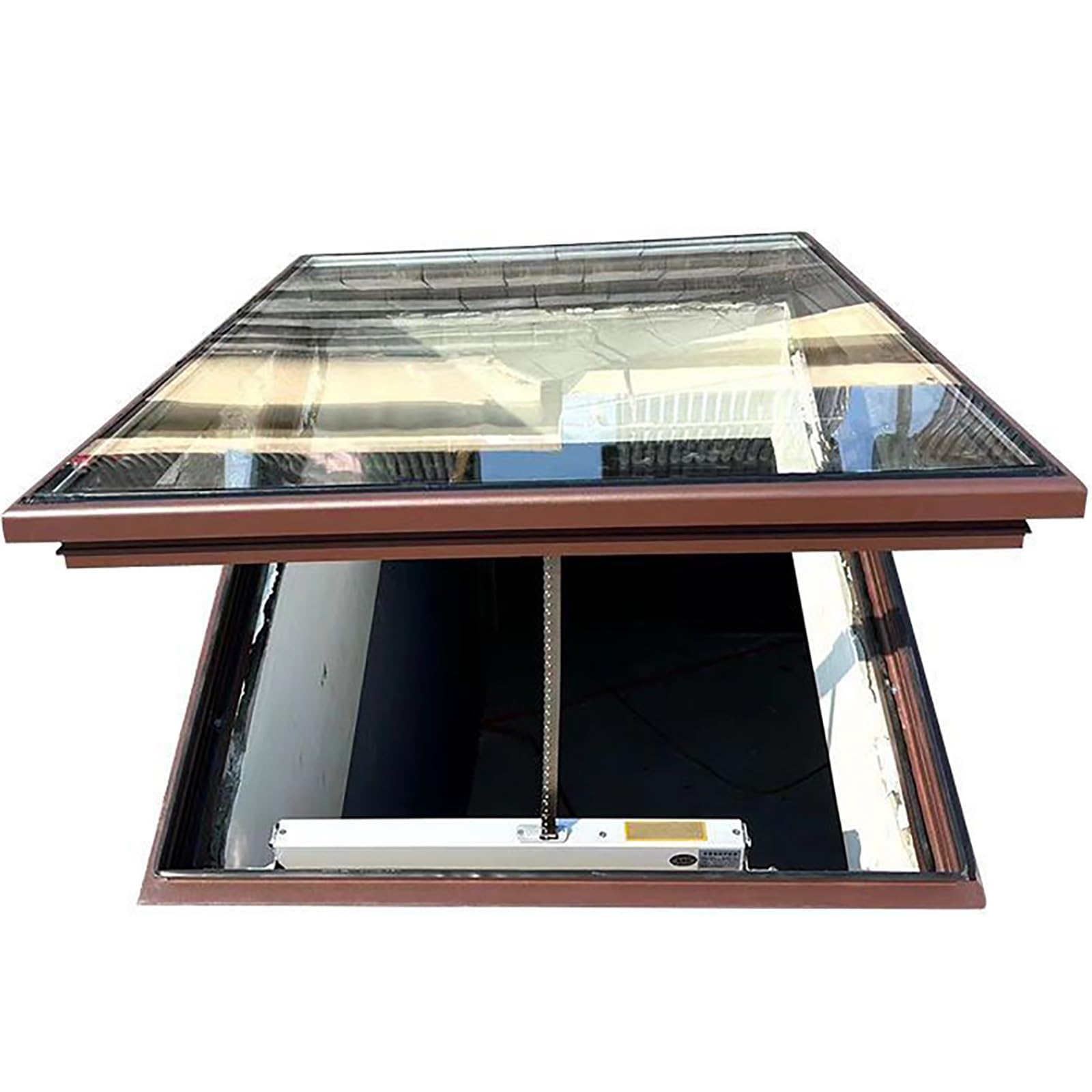 Ventana de tragaluz de techo para iluminar el acceso al sótano de forma segura