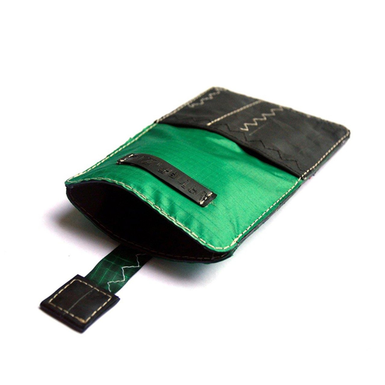 Étui téléphone Artefizio en bougie de kite upcyclée confectionné à la main