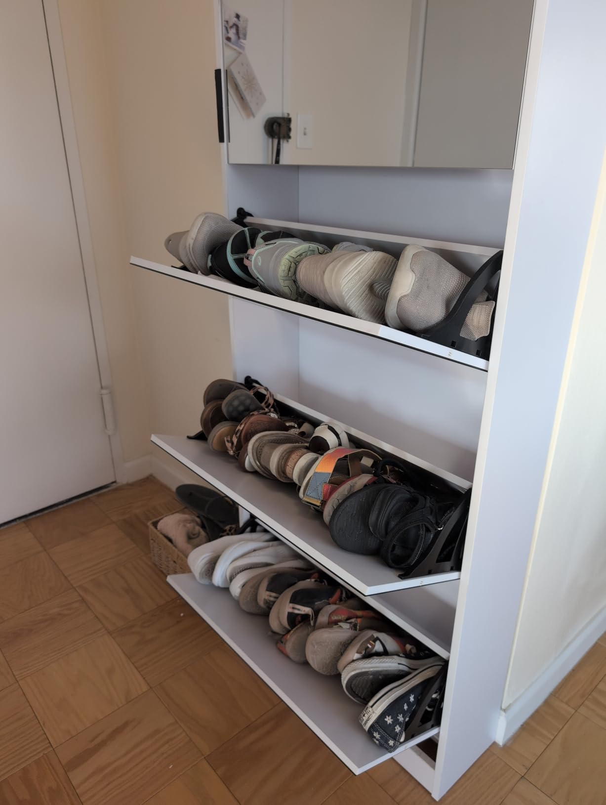 Sapateira Casa Lume em ambiente residencial