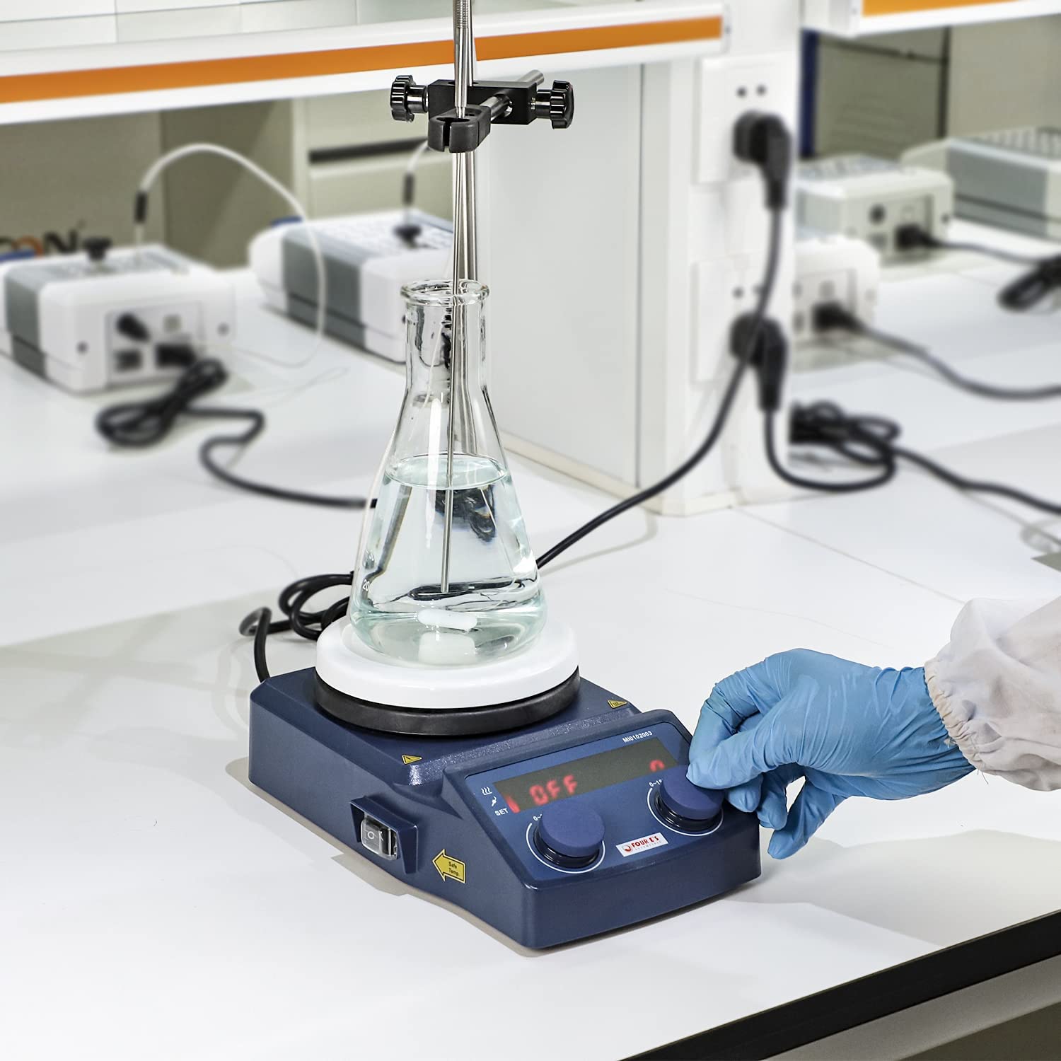 FOUR E'S SCIENTIFIC Agitatore magnetico con piastra riscaldante da 5 l, con display a LED, 100-1500 giri/min, 280 °C/536 F, con sensore PT1000 Temp (supporto non incluso)