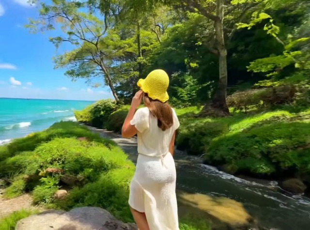 Sombrero tipo bucket tejido para mujer con ala ondulada miniatura 6