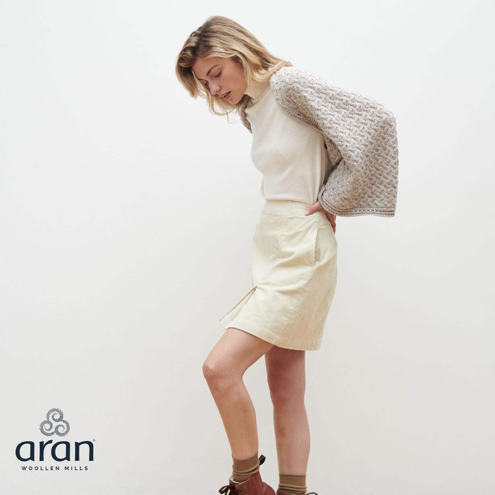 Aran Woollen Mills Capa irlandesa supersuave de lana merino abotonada
